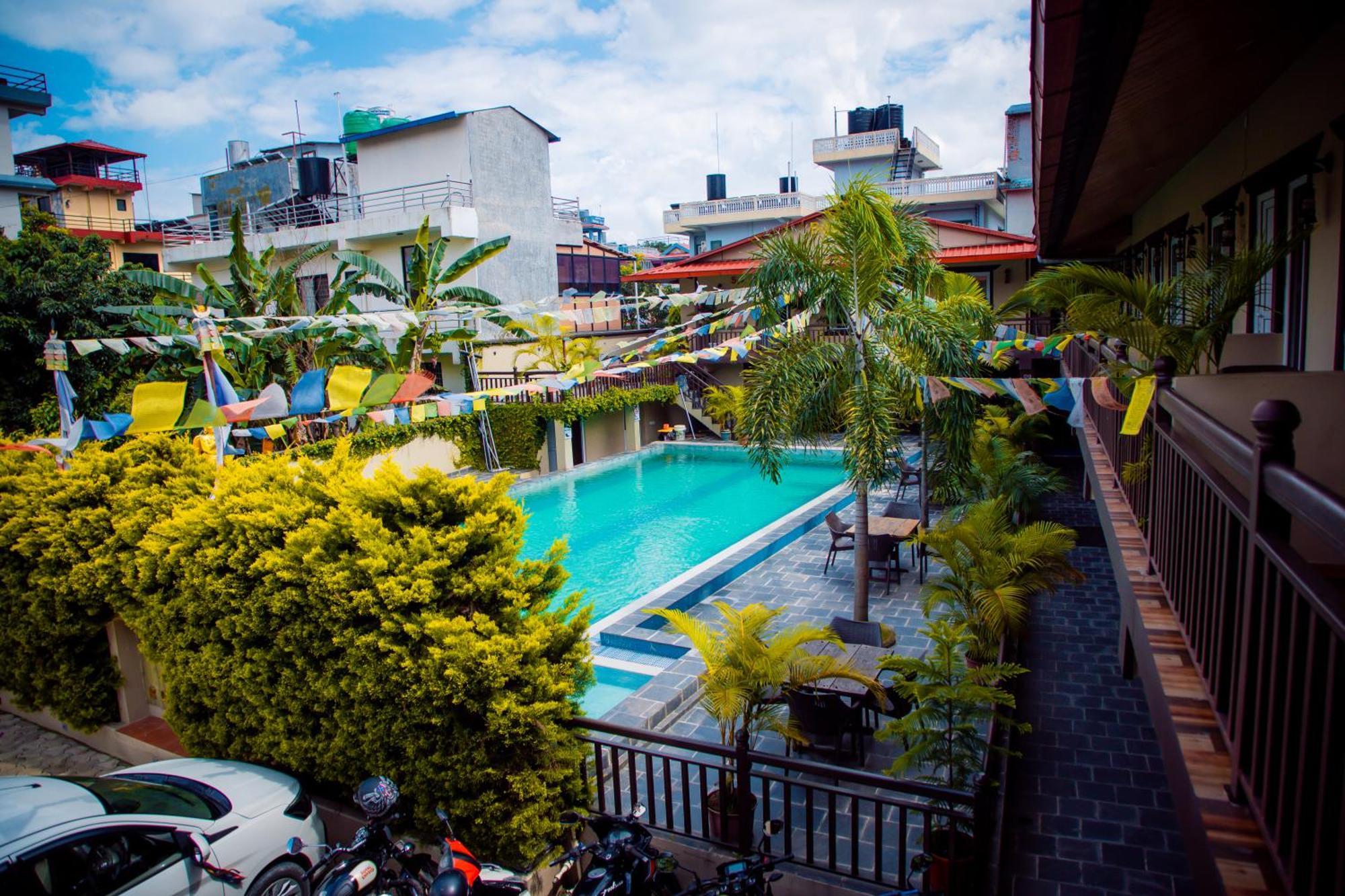 Busy Bee Resort, Pokhara Zewnętrze zdjęcie