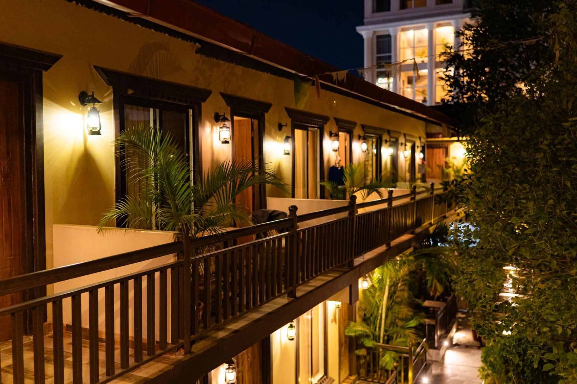Busy Bee Resort, Pokhara Zewnętrze zdjęcie