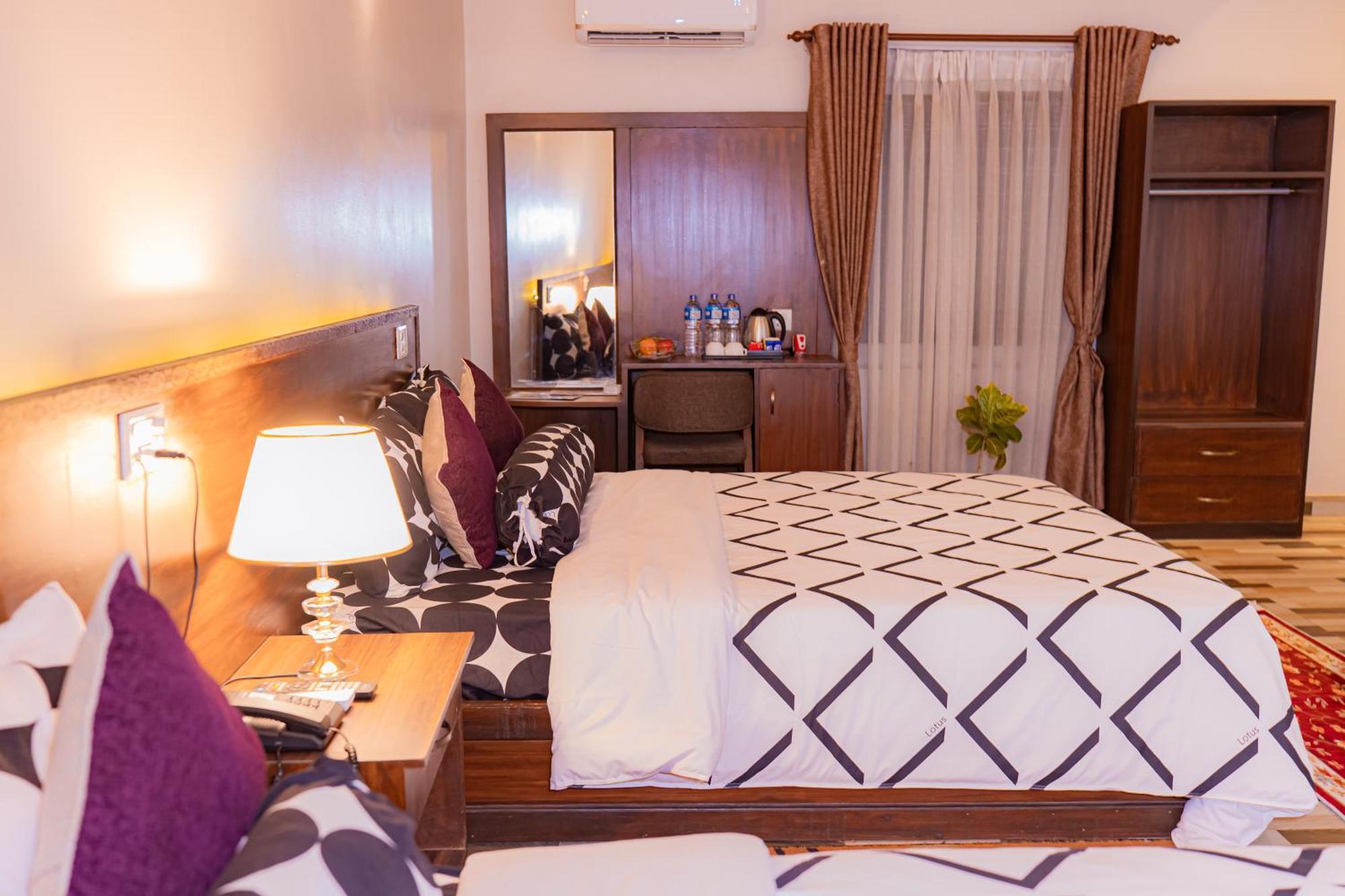 Busy Bee Resort, Pokhara Zewnętrze zdjęcie