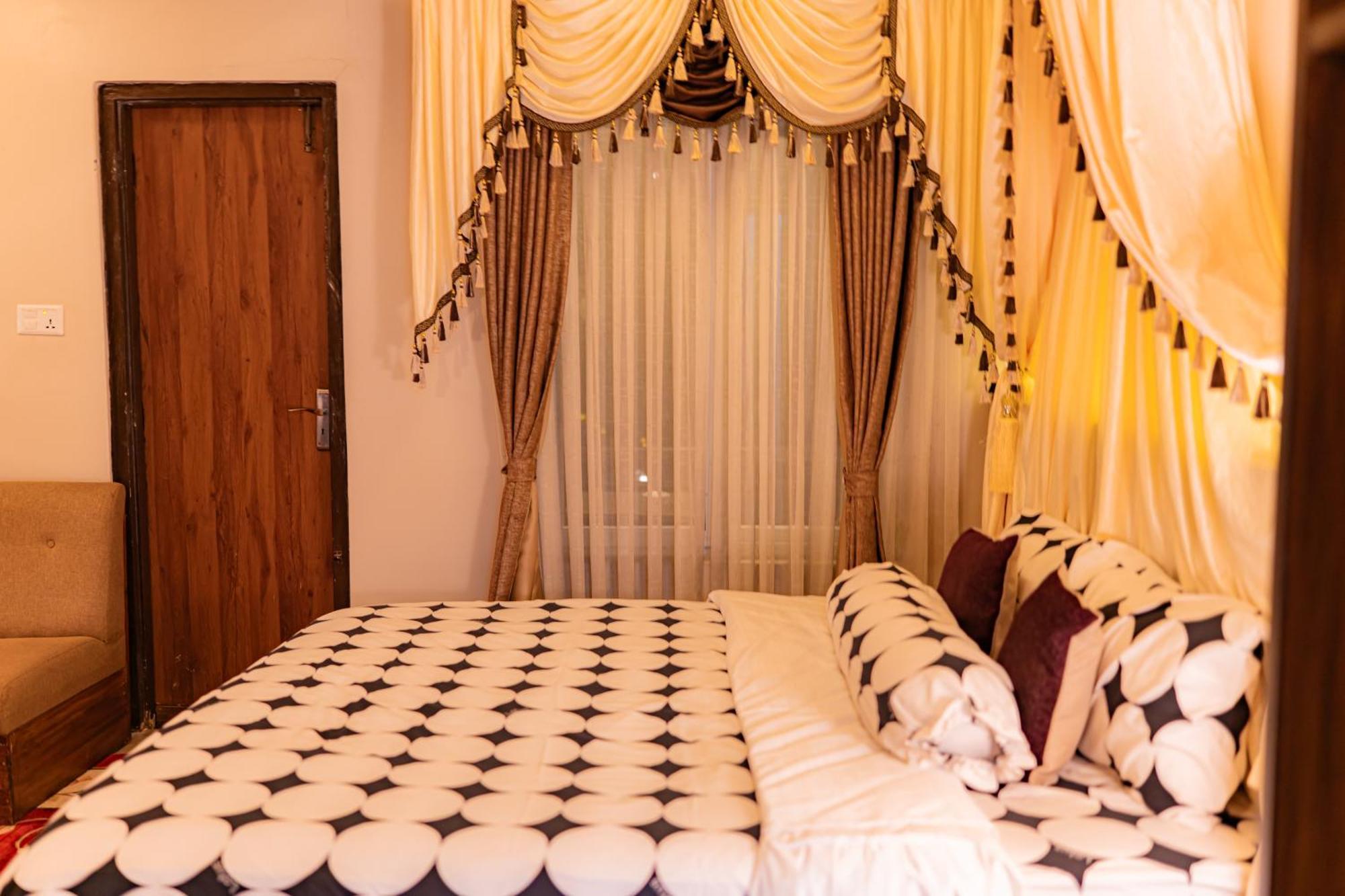 Busy Bee Resort, Pokhara Zewnętrze zdjęcie