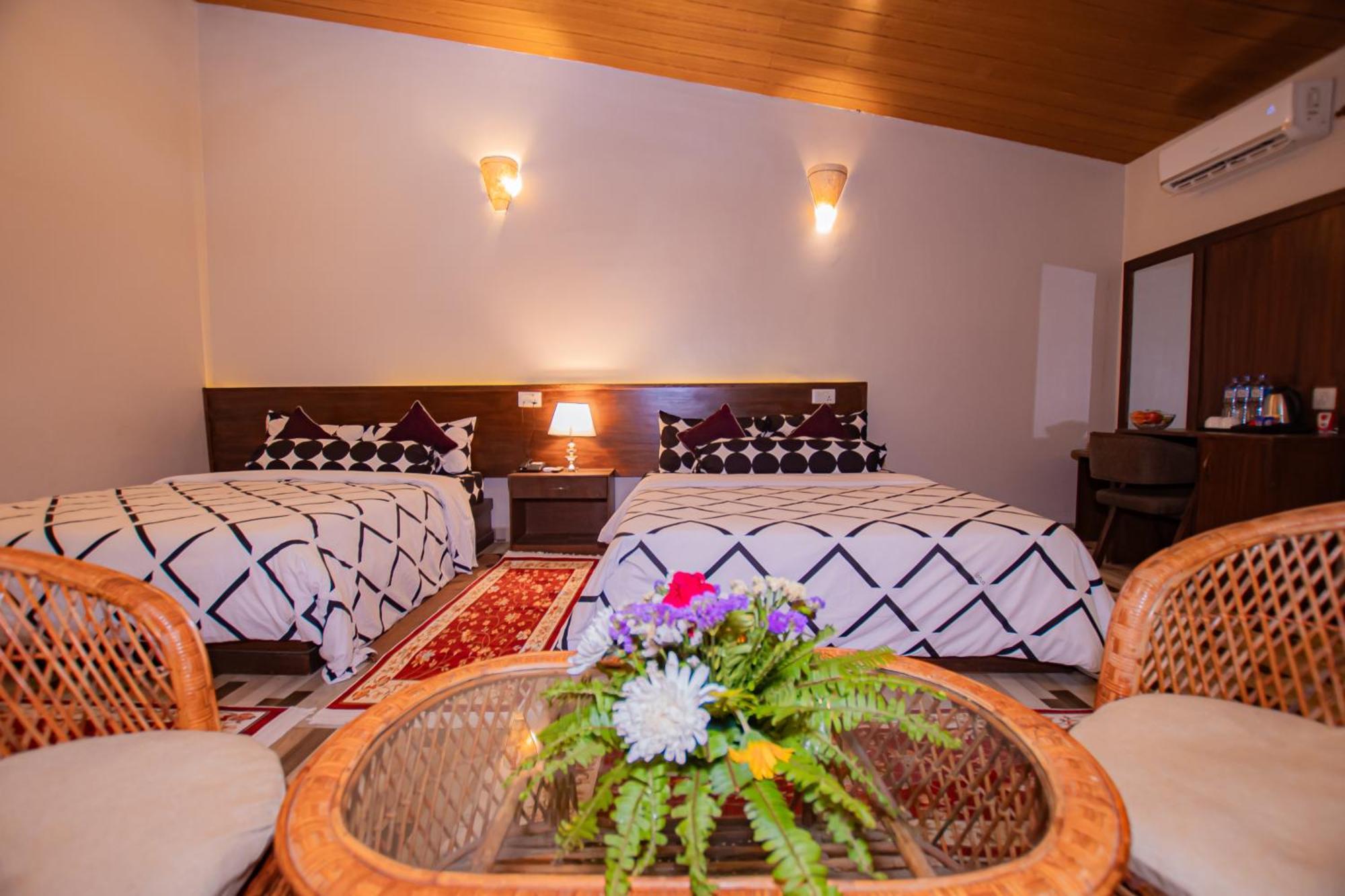 Busy Bee Resort, Pokhara Zewnętrze zdjęcie