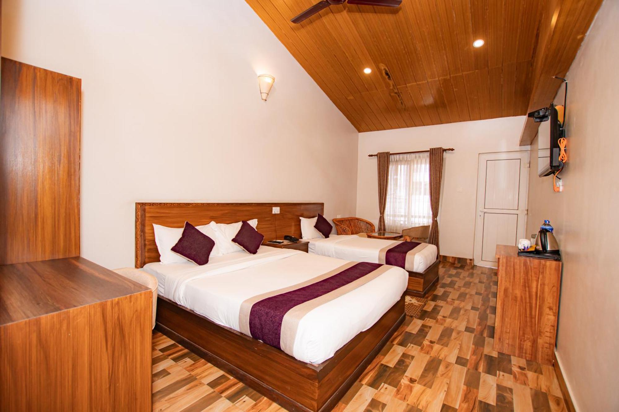 Busy Bee Resort, Pokhara Zewnętrze zdjęcie