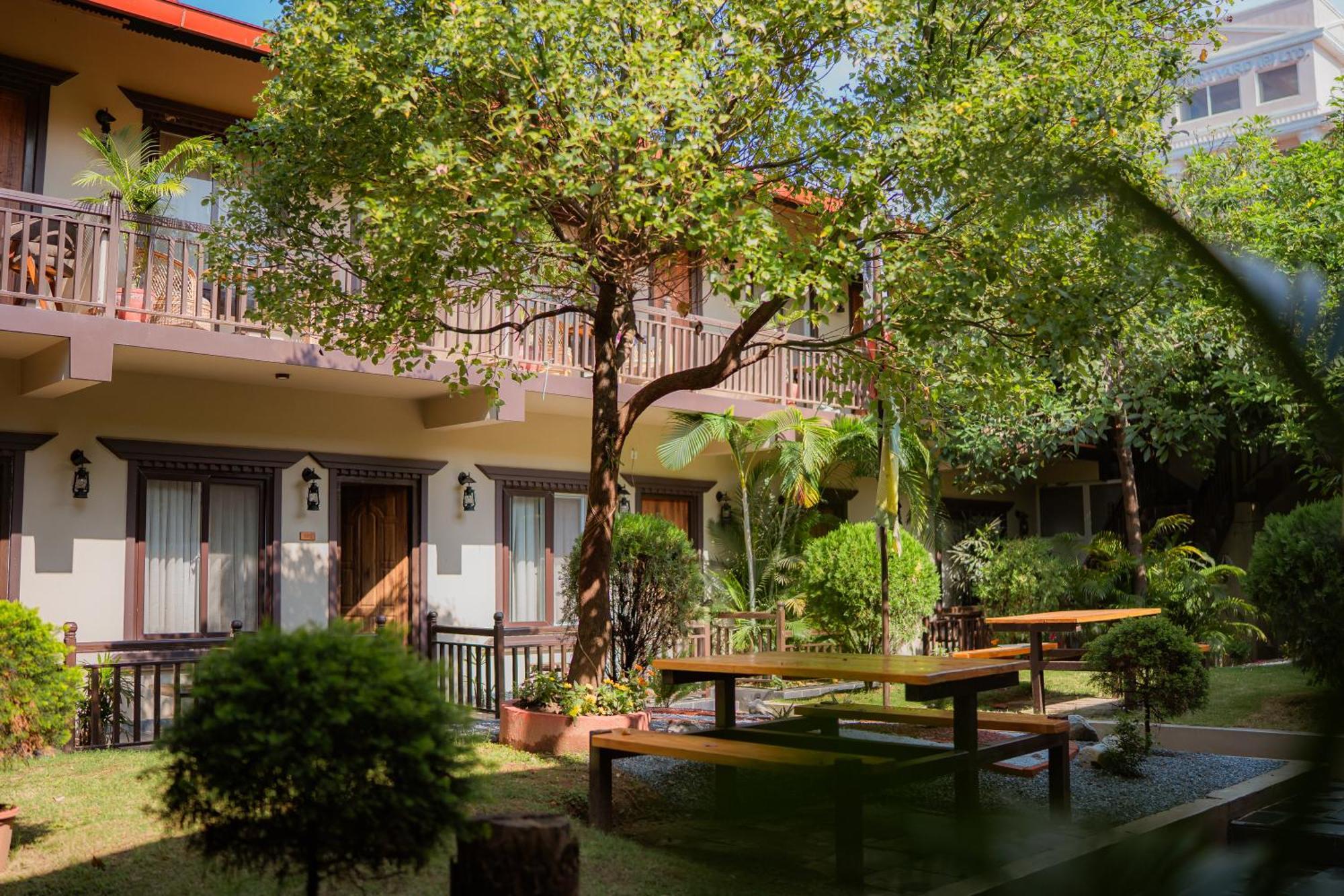 Busy Bee Resort, Pokhara Zewnętrze zdjęcie