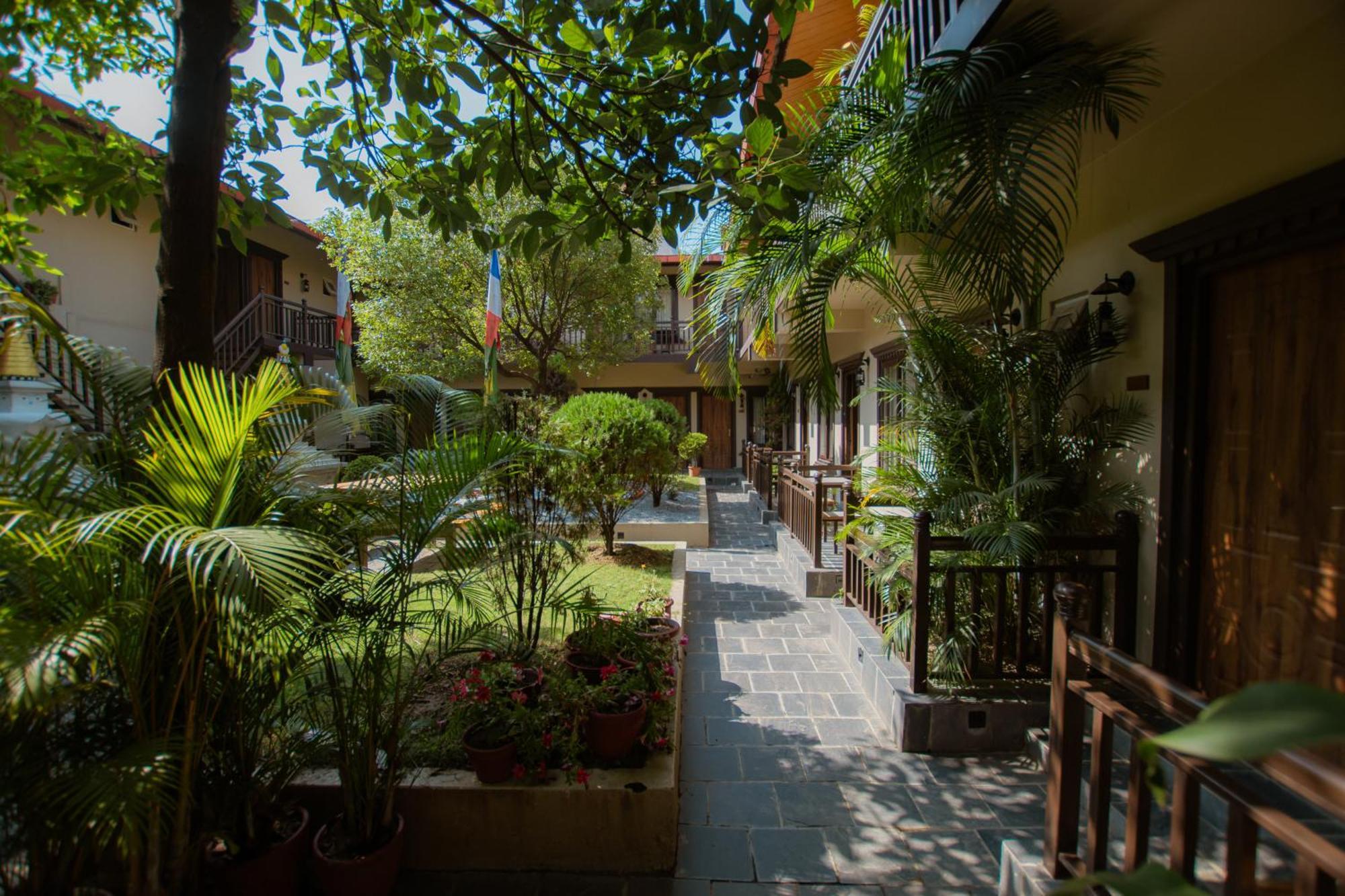 Busy Bee Resort, Pokhara Zewnętrze zdjęcie