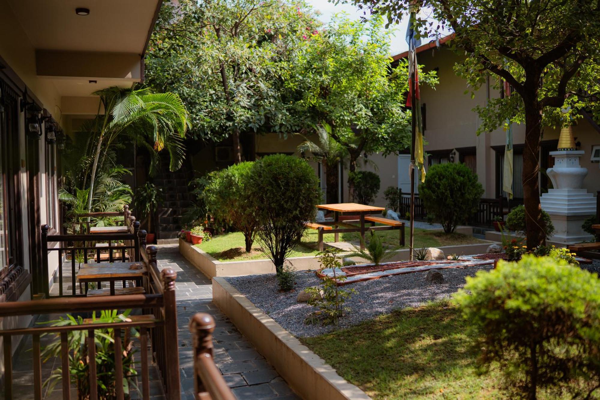Busy Bee Resort, Pokhara Zewnętrze zdjęcie