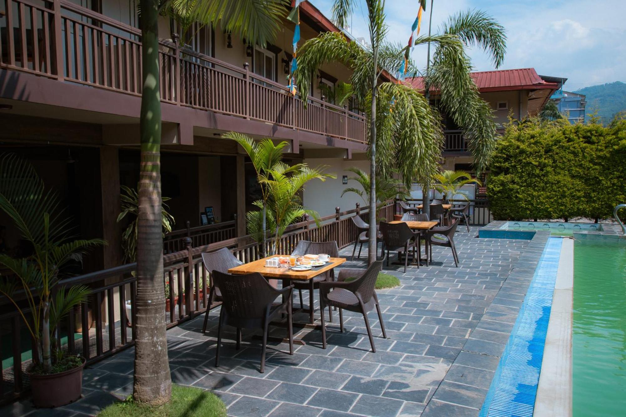 Busy Bee Resort, Pokhara Zewnętrze zdjęcie